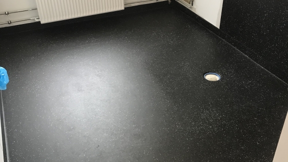 sort vådrumsvinyl med afløb